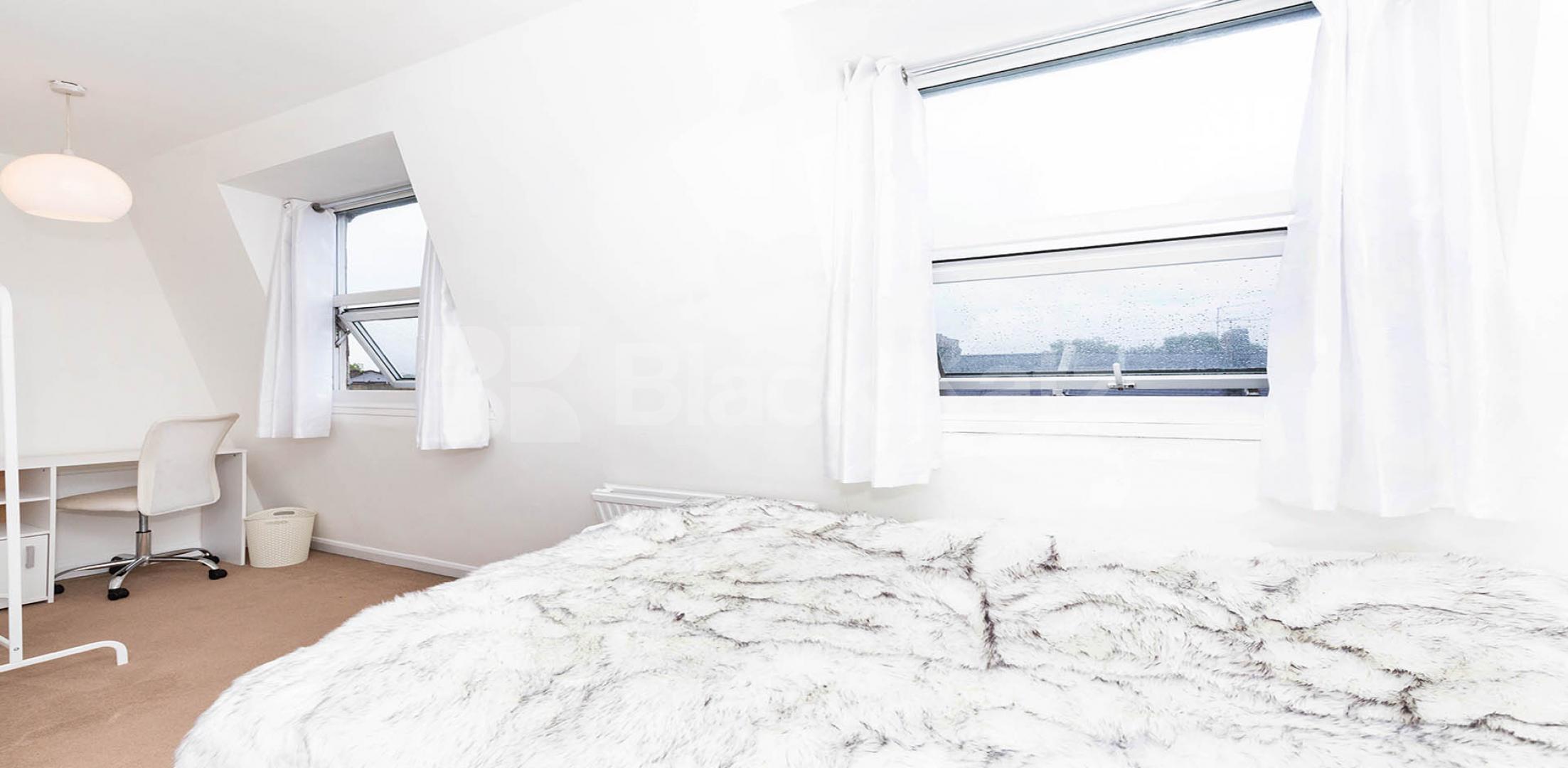 Split level three bedroom flat with modern furnishings mins to tube & shops Brecknock Road, Tufnell Park